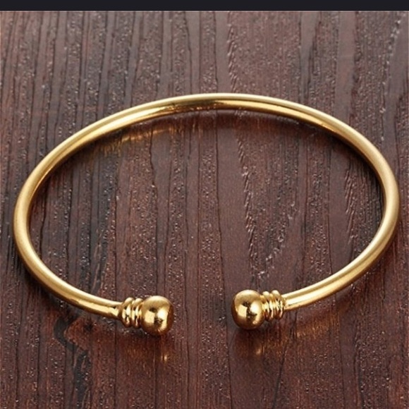🌸2/$20 gold bangle bracelet - Picture 4 of 6